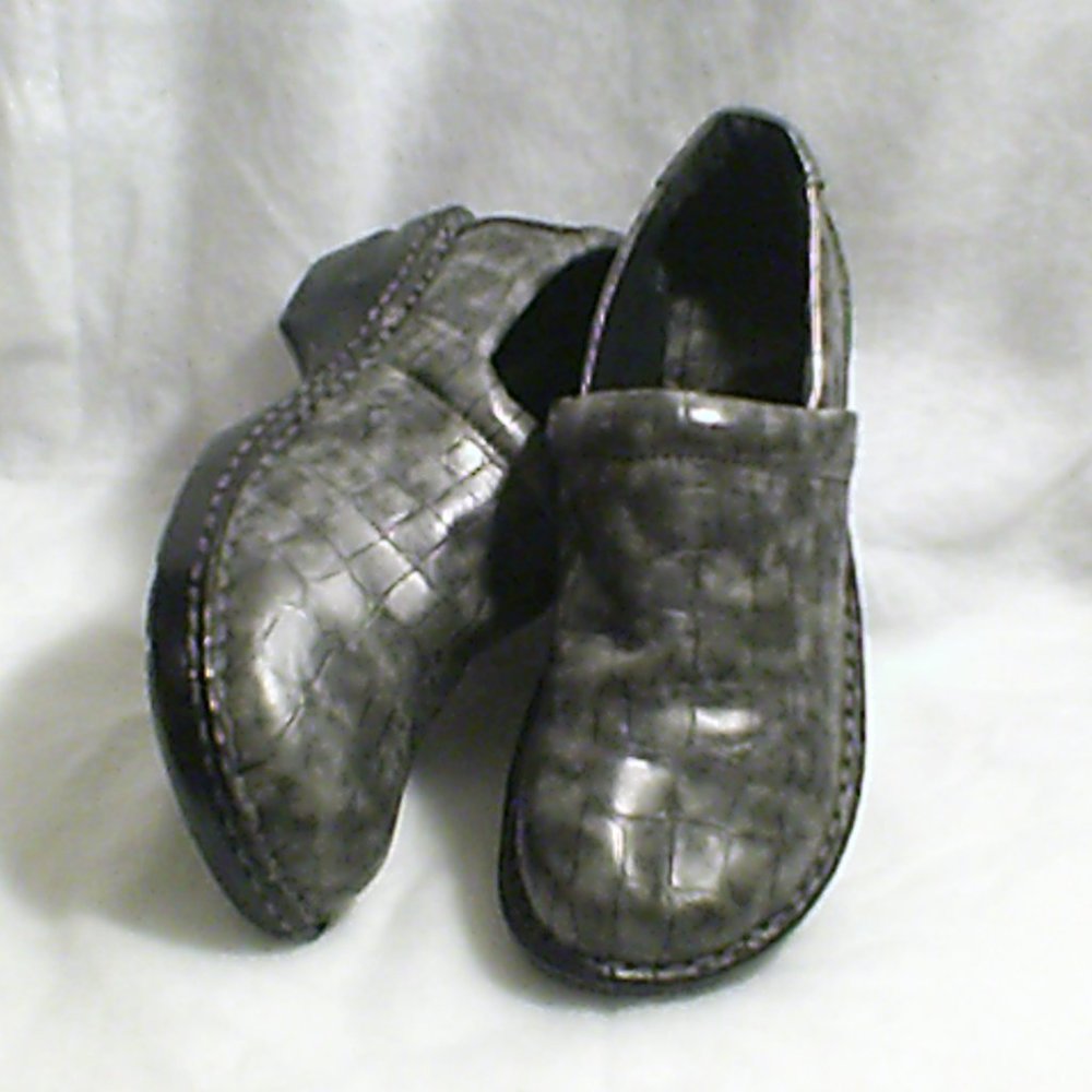 COMFORTABLE WORK CLOGS